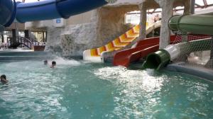 Complexul acvatic unde turiştii s-au refugiat de frigul de afară. Cât costă o zi de relaxare la piscina termală: "Îmi face foarte bine"