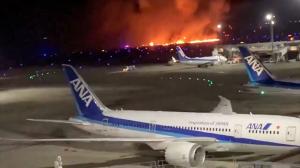 Aeronava din Tokyo cu aproape 400 de pasageri a primit permisiunea de aterizare de la controlul traficului aerian, înainte să se transforme într-o bilă de foc