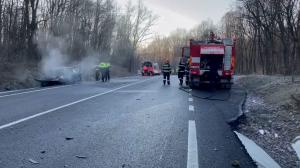 O maşină a fost cuprinsă de flăcări în mers, pe un drum național din Botoșani