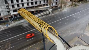 Blocul din România construit lipit de o pasarelă. Turiştii văd tot în apartamente şi trec la 1 metru de balcon