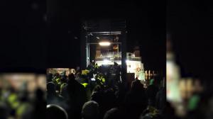 Scene şocante în Germania. Zeci de fermieri furioşi au blocat feribotul pe care se afla ministrul economiei. Au venit cu 100 de tractoare