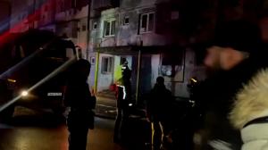 Incendiu groaznic într-un bloc din Capitală. 80 de oameni evacuaţi, doi intoxicaţi cu fum, după ce o garsonieră a luat foc