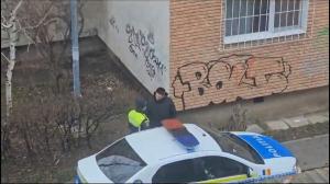 Doi agenţi din Cluj surprinşi în timp ce îşi împărţeau petardele în autospeciala de poliţie