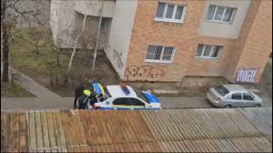 Doi agenţi din Cluj surprinşi în timp ce îşi împărţeau petardele în autospeciala de poliţie