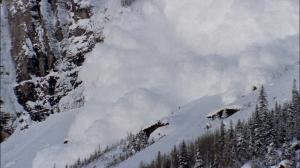 Cea mai mare avalanşă din ultimii trei ani la Bâlea Lac: Doi turişti au scăpat ca prin minune, în ultima clipă. Au intrat în cabană să bea un ceai