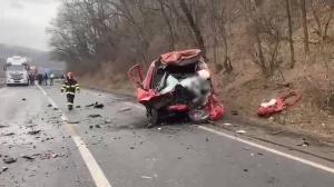 Doi morţi într-o camionetă zdrobită de un TIR turcesc, pe drumul între Cluj şi Oradea. Unul dintre şoferi ar fi intrat pe contrasens