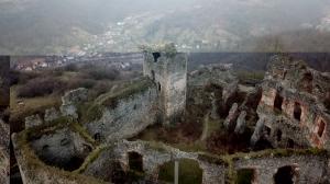 Cetatea medievală care atrage turiști din toată lumea deși stă să se prăbușească. Fortificația a devenit subiect de dispută politică