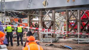 Tragedie la Lochem, în Olanda: o bucată dintr-un pod în construcţie s-a prăbuşit peste oameni. Cel puţin 2 morţi şi 2 răniţi