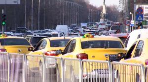 Taximetriştii au blocat traficul din centrul Capitalei, după ce negocierile cu Guvernul au rămas fără rezultat