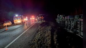 TIR răsturnat în afara şoselei, după un accident cumplit cu o maşină şi o autoutilitară, în Cluj. Unul dintre şoferi a ajuns la spital