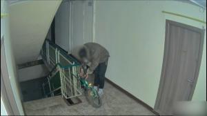 Un bărbat fără adăpost a furat o cameră de supraveghere, dintr-un bloc în Galaţi. A fost filmat şi în timp ce încerca să fure o bicicletă