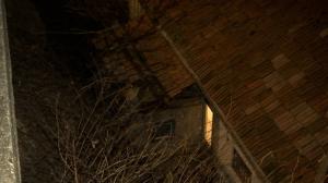 Clipe de groază pentru o familie din Braşov. O placă de beton s-a prăbuşit peste acoperişul lor, după ce fundaţia unei străzi s-a surpat