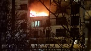 "S-a auzit o bubuitură mare!" Foc şi fum, azi noapte, într-un bloc nou din Capitală. Alarma de incendiu ar fi pornit la mai bine de 15 minute după ce au izbucnit flăcările