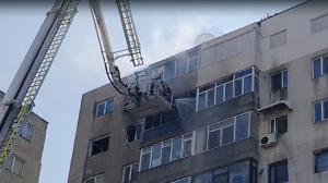 O bătrânică de 93 de ani din Constanţa, la un pas de moarte, după ce în apartamentul ei de la etajul 9 a avut loc o explozie urmată de un incendiu