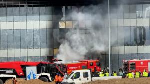 Incendiu violent la o hală a Aeroportului Craiova. Pompierii au stins focul după 30 de minute, zborurile nu au fost afectate