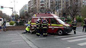 "Cădea ambulanţa peste el". Un şofer nu a ţinut cont de semafor şi a răsturnat o salvare în Bucureşti. Martorii au sărit să scoată răniţii din maşini