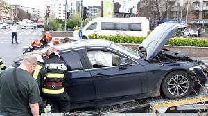 "Cădea ambulanţa peste el". Un şofer nu a ţinut cont de semafor şi a răsturnat o salvare în Bucureşti. Martorii au sărit să scoată răniţii din maşini