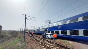Şofer inconştient, la un pas de tragedie pe calea ferată. Trenul Regio Constanţa - Bucureşti Nord a frânat de urgenţă, iar călătorii au rămas blocaţi mai bine de o oră