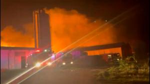 Fabrică de mobilă din Caraş-Severin, cuprinsă de un incendiu devastator. Pagubele se ridică la câteva sute de mii de euro, iar 30 de oameni au rămas fără loc de muncă