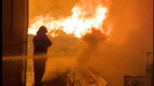 Fabrică de mobilă din Caraş-Severin, cuprinsă de un incendiu devastator. Pagubele se ridică la câteva sute de mii de euro, iar 30 de oameni au rămas fără loc de muncă