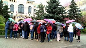 Zeci de asistenţi personali din Târgu Mureş au protestat în faţa prefecturii. Oamenii cer să fie incluşi în noua grilă de salarizare