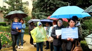 Zeci de asistenţi personali din Târgu Mureş au protestat în faţa prefecturii. Oamenii cer să fie incluşi în noua grilă de salarizare