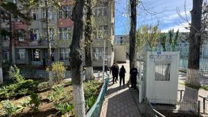 Elev de 16 ani, atacat cu un briceag în curtea liceului Iuliu Maniu din Bucureşti de patru adolescenţi de la o altă şcoală. Copilul a fost transportat la spital