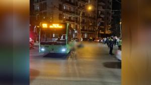 Un motociclist a fentat moartea după ce a ajuns sub roţile unui autobuz într-o intersecţie din Bucureşti. Un martor i-a fost înger păzitor