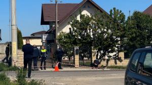 Un tânăr din Suceava a omorât un om cu maşina, apoi a fugit. Poliţia l-a găsit acasă, dar el n-a vrut să iasă la poartă. Cum a fost convins să se predea