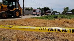 Un băieţel de 11 ani a murit strivit de buldoexcavator, într-un sat din Teleorman. Șoferul conducea spre cimitir, să sape o groapă pentru un cavou