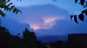 Furtuni și vijelii puternice în jumătate de țară, după codul portocaliu de vreme severă. Norii negri și fulgerele au făcut spectacol pe cerul din Arad