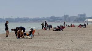 Sezonul estival a început cu plaje goale şi cluburi pline. Vremea rea i-a făcut pe turişti să nu se grăbească spre litoral