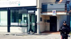 Un român şi-a pierdut un braţ după ce a aruncat în aer un bancomat, în Italia. Complicii l-au abandonat într-o baltă de sânge