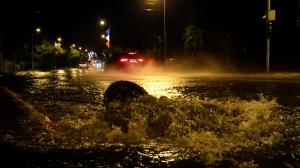Potop în Bucureşti, sub cod roşu: Străzi inundate, copaci doborâţi, maşini distruse de grindină. "E şocant. A intrat în tot blocul, în toată fundaţia"