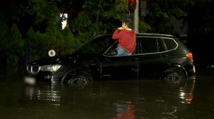 Potop în Bucureşti, sub cod roşu: Străzi inundate, copaci doborâţi, maşini distruse de grindină. "E şocant. A intrat în tot blocul, în toată fundaţia"
