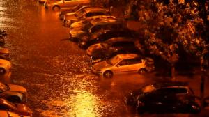Bucureştiul, lovit de cea mai puternică furtună din ultima jumătate de secol. În 15 minute, grindina a înfundat canalizările, iar străzile s-au transformat în râuri
