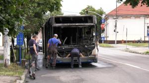 Un autobuz a luat foc în mers în Oradea. Şoferul şi pasagerii s-au autoevacuat