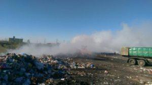 Slatina, INVADATĂ DE FUM! Incendiu violent la fosta groapă de gunoi din oraş (FOTO)