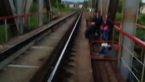 ALERTĂ în Rusia! Mania SELFIE-ului periculos A UCIS şase copii într-o săptămână. Două fete şi patru băieţi au pierit electrocutaţi sau loviţi de tren în primele zile ale vacanţei