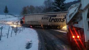 Trafic închis pe DN 1A, după ce două TIR-uri au derapat din cauza zăpezii (Video)
