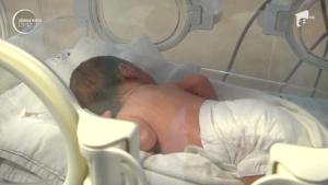 Bebeluş de numai 3 luni, în stare critică la spitalul din Botoşani. L-au înfometat şi nu l-au spălat niciodată de când s-a născut