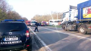 Accident cumplit la Bujoreni, în Teleorman! Un mort şi 11 răniţi, după un impact teribil între un microbuz şi o maşină. A fost activat Planul Roşu de intervenţie