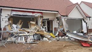 Un român de 30 ani din Londra a distrus vile în valoare de 4 milioane de lire sterline, pentru că nu și-a primit banii (Video)
