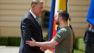 Zelenski a ajuns la Bucureşti: Ne-aţi ajutat în cele mai întunecate momente. Primele imagini cu liderul de la Kiev în România