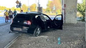 Duster al Poliţiei, făcut zob într-un accident cu un BMW, în zona Pasajului Grigorescu din Capitală. O şoferiţă a ajuns la spital