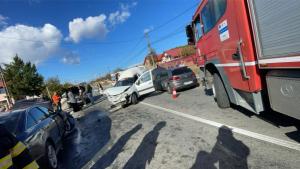 Accident cumplit într-o comună din Gorj. Patru maşini şi un TIR s-au ciocnit violent: 2 răniţi au ajuns la Urgenţe