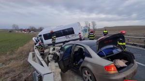 O şoferiţă a băgat 4 oameni în spital după ce a intrat pe contrasens şi a izbit cu viteză un microbuz. Accident grav în Constanţa