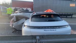 Porsche Taycan făcut bucăți, după ce a intrat cu viteză sub un TIR polonez. Imagini de groază pe autostrada A5, în Germania