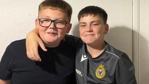 Doi băieţi de 12 şi 13 ani au rămas orfani, după ce şi-au găsit ambii părinţi morţi în casă, la câteva luni distanţă unul de celălalt