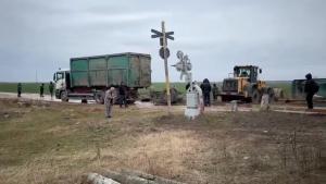 Accident feroviar pe ruta Craiova-Piteşti. Un tren a izbit din plin un camion şi a răsturnat o remorcă. Mecanicul locomotivei a fost rănit